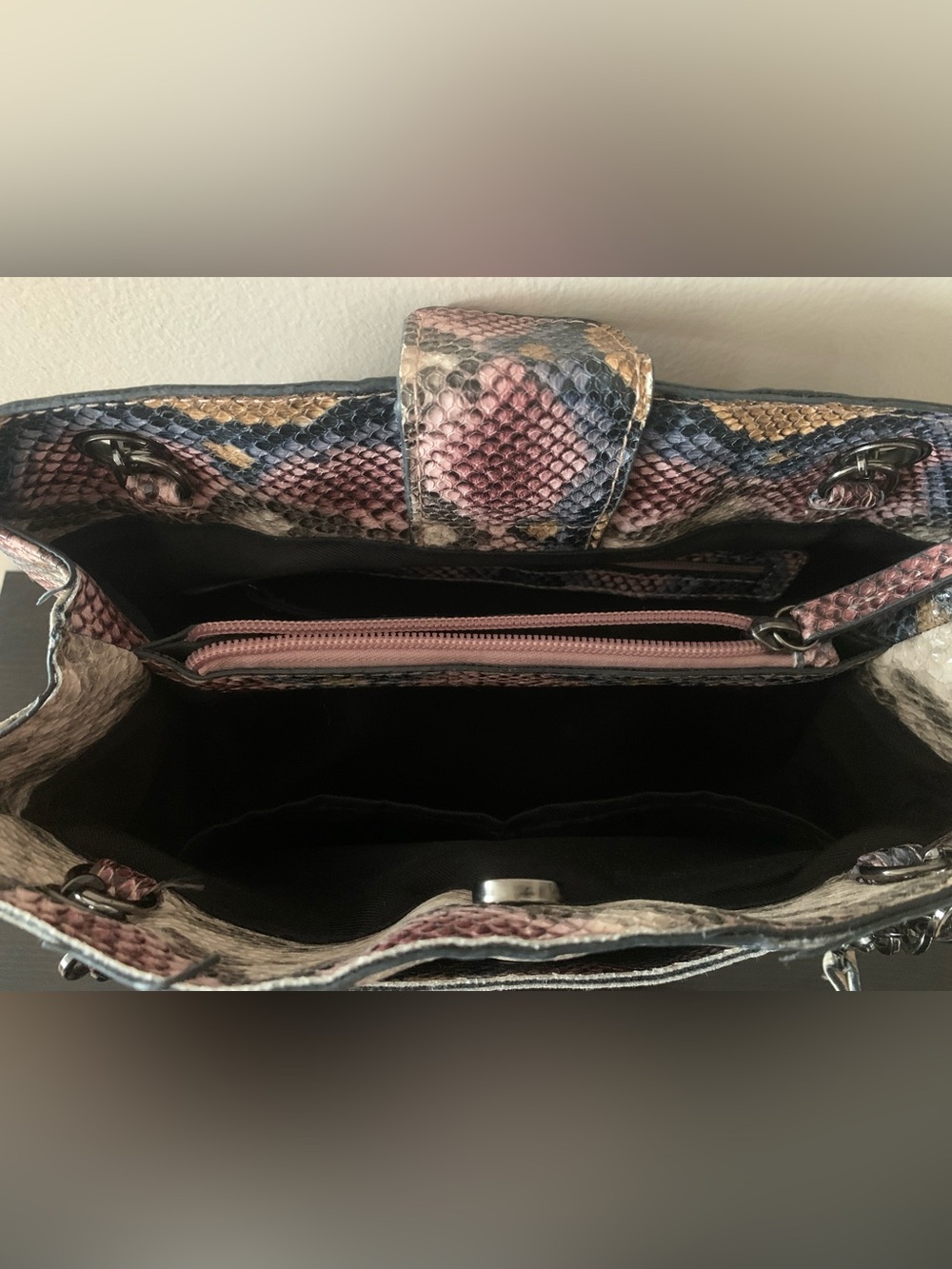Stylish Multicolor Snake-Print Shoulder Bag - Picture 6 of 8